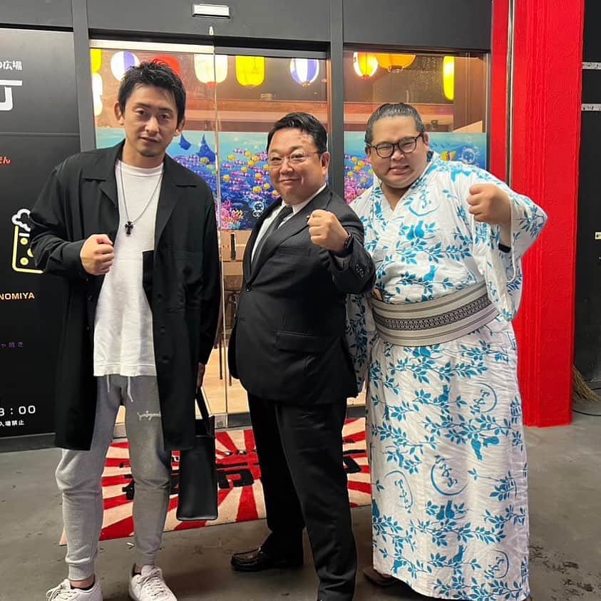 のインスタグラム：「異色のコラボ🤝  #格闘家 #youtuber  #政治家 #力士 #相撲」