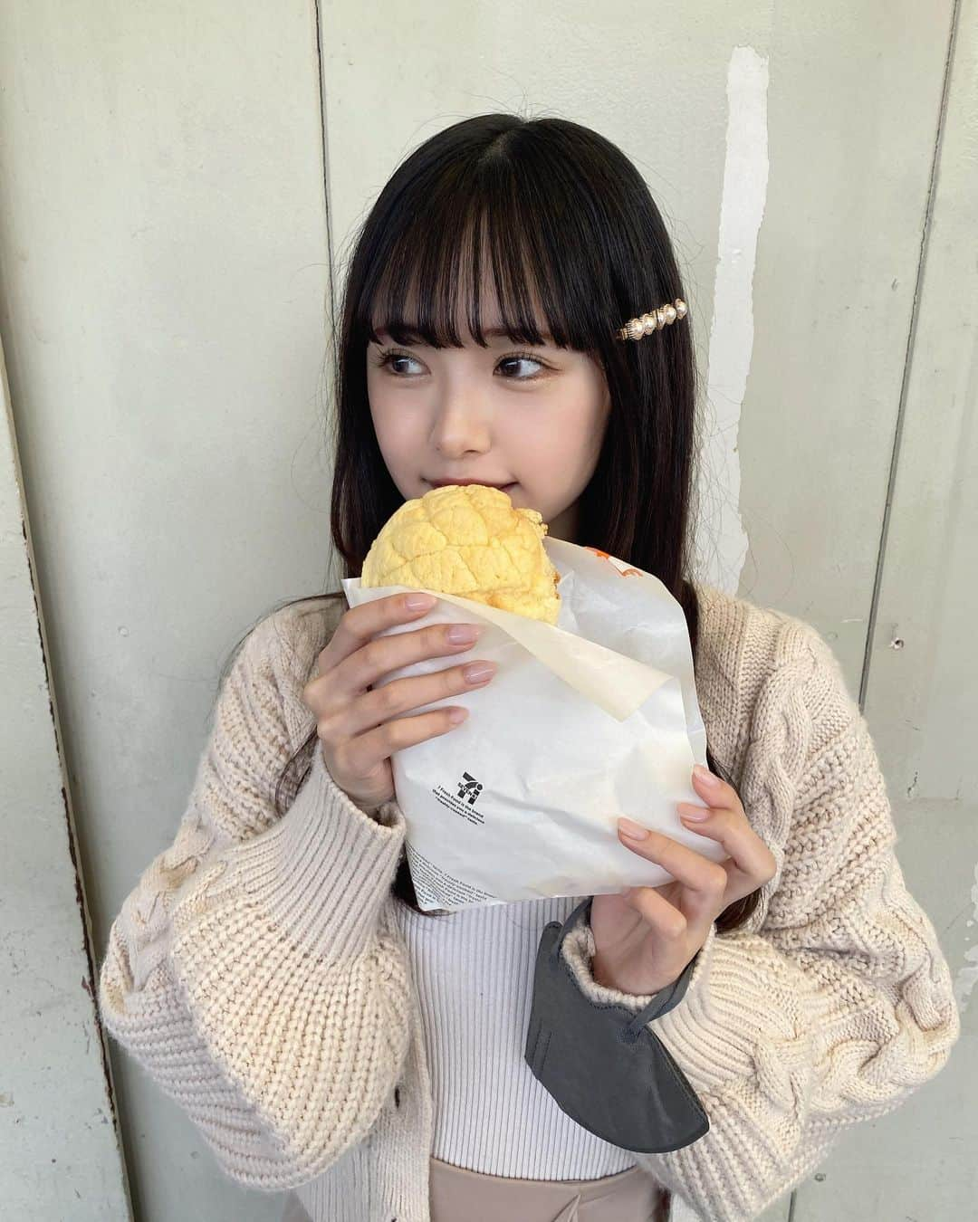 長南舞さんのインスタグラム写真 - (長南舞Instagram)「セブンの出来立てメロンパン美味しくて好きー！\♡︎/  #コンビニスイーツ #コンビニパン #メロンパン #セブンイレブン #パン」6月2日 22時53分 - chonanmai