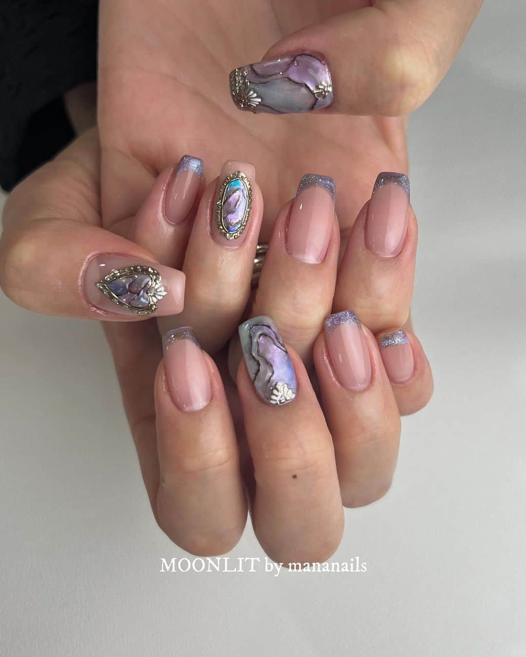 mananailsのインスタグラム：「Avallon shell jewelry🐚🧊  BWJデモしたこのデザインが一番人気🫶🏼 アートのない指はマグネットを3色MIXしてフレンチに🪼  ☾120min」