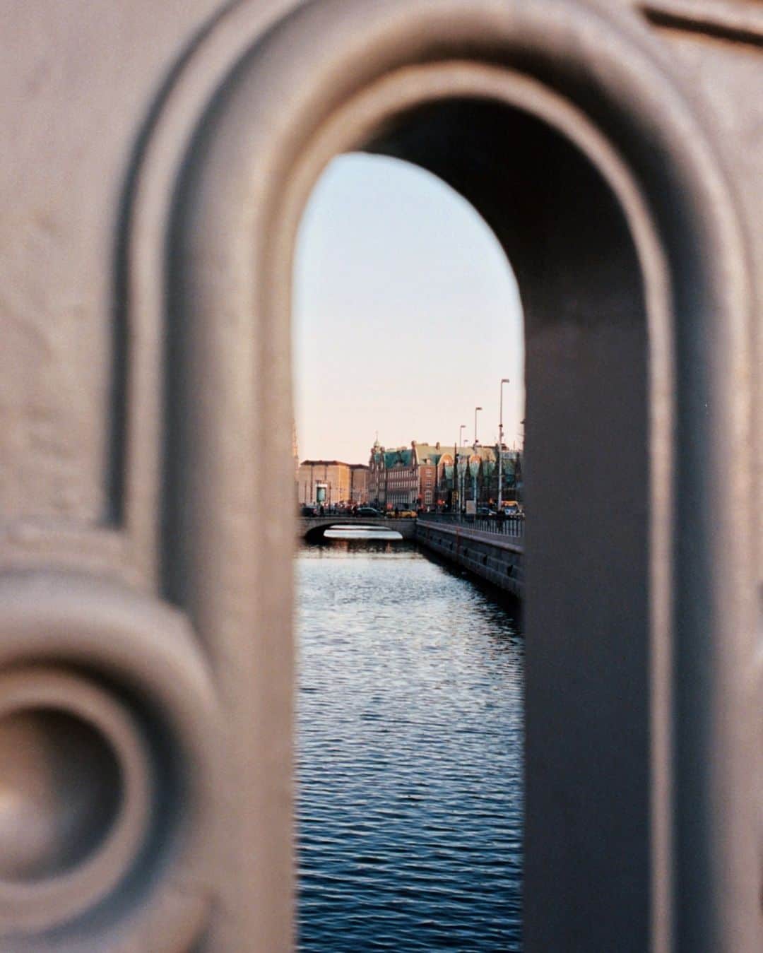 ライカさんのインスタグラム写真 - (ライカInstagram)「Arches in Copenhagen   Share your shot, using #LeicaEDC.  📷: @rubenhughes #LeicaCamera #Leica #🔴📷 #LeicaM6」6月2日 23時00分 - leica_camera