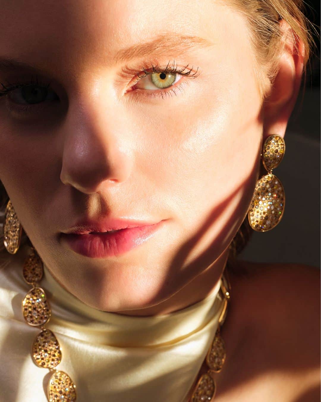 マルコ ビチェゴのインスタグラム：「Bold and beautiful: stand out with ALTA, the high jewelry collection from Marco Bicego. #marcobicego #highjewelry #gold #diamonds #madeinitaly」