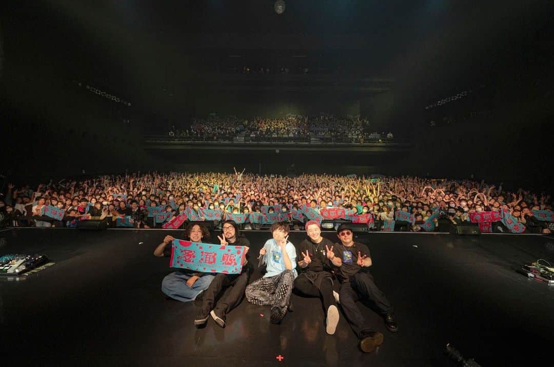 Tani Yuukiのインスタグラム：「Zeppツアー多面態 ファイナル 横浜公演ありがとうございました！ 最高だったね！あなたたちめちゃくちゃいい声、いい顔してたよ📢  名古屋から始まって福岡、大阪、東京、北海道、仙台、横浜。 計7都市、満席かつ無事走り切ることができてホッとしています。 沢山の人の力を借りて、助けてもらって成り立っていました。 道中内容を変え、演出を変え 終わってみて思うのは当然ですが同じライブは無いんだなぁ。と  そして息つく間もなくホールツアーの開催が決定、予約が始まっております！  ファイナルを迎えられた喜びと、終わってほしく無い寂しさとの間に挟まれていましたが次の楽しみができました🏃‍♂️  スタンド辛かったよね！ おまたせ椅子あります！ 安心して遊びに来てください！  新曲やらなんやら準備して向かいますんで！ それまで元気で！  またね！♨️✌️  Tani Yuuki Zepp Tour 2023 多面態  THANK YOU SOLDOUT❤️‍🔥  #TaniYuuki_多面態」