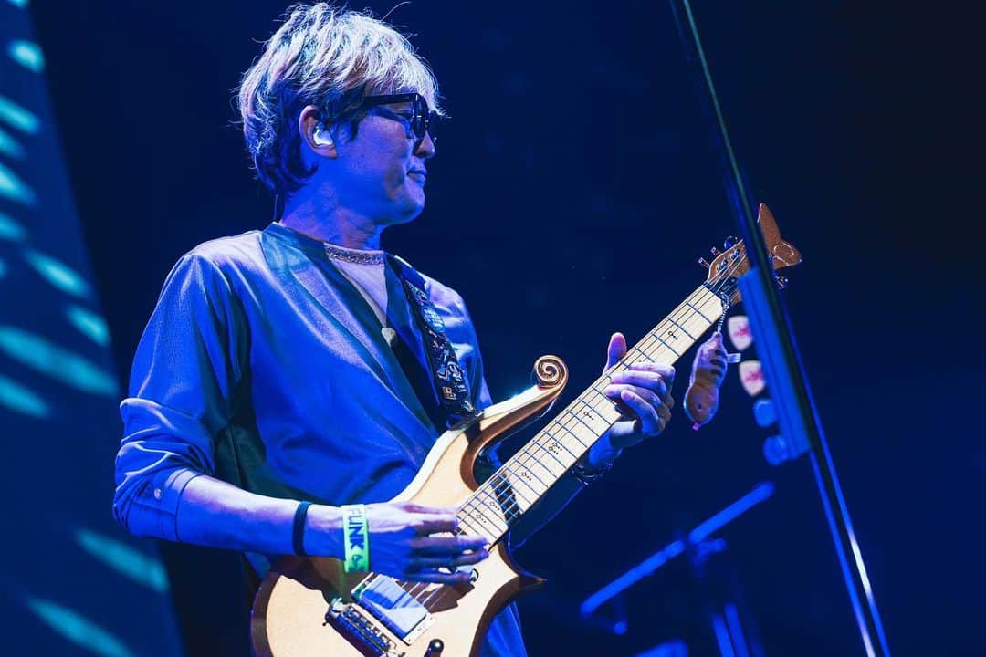 スガシカオのインスタグラム：「ファイナルではじめて弾いたプリンスのクラウドモデルギター（コピー）🎸！ヘッドにはツチノコ のマスコットが！  Gakushiに借りたんだけど、カッコいいーーー！！ボディ小さく、ネック太め。  写真2枚目と3枚目に一緒に写ってるダークサイドっぽい人は、義人が変身したMr.FLYING FUNKNOID(ミスターフライングファンクノイド)って言うキャラらしいよ...知らんけど。」