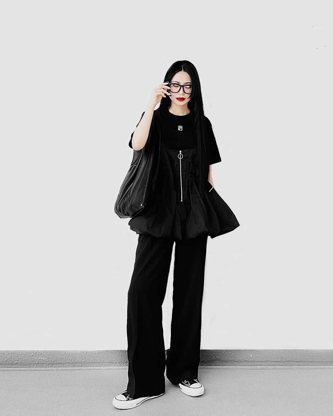lve_xxxxのインスタグラム：「. . ALL BLACK 🐈‍⬛  @maisonspecial_women  #ボリュームウエストパーツウェア  お気に入りすぎる🫶  🎃ｶﾎﾞﾁｬﾊﾟﾝﾂ？って言われたけどw 気にしない😑爆  可愛くなり過ぎない様に、 ｽﾆｰｶ合わせ。  とりあえず、全体のﾊﾞﾗﾝｽとるのに 眼鏡👓必須な。  あ！これから、 ｻﾝｸﾞﾗｽもselect予定なんでお楽しみに！ (突然どーした？  #wear更新  .」