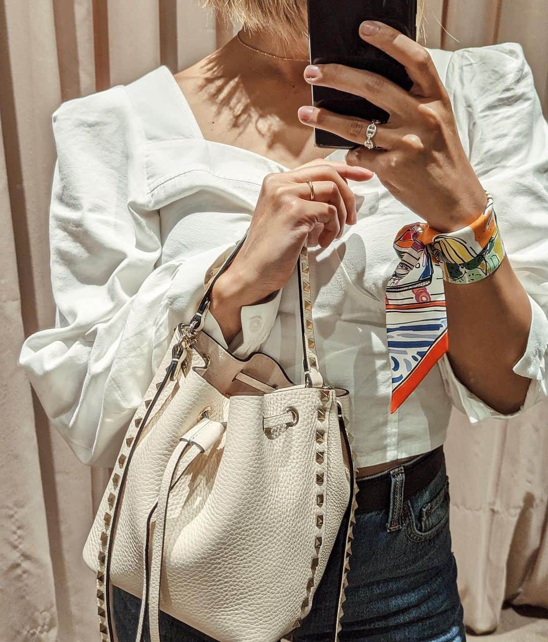 上野智子のインスタグラム：「@hermes 🧡  毎日 #シェーヌダンクル つけていたけど。抱っこのときに外すことになるな🧐と思い、手首が寂しい時はツイリーを巻き巻き。預けて仕事にいくときはゴツゴツしたジュエリーをつけよう...🥹  娘の服は @petitbateau_jp 🇫🇷 むちむちな腕が🤣 うさぎ🐰と交信してます。  #hermes #valentino #outfitoftheday #momanddaughter #ママコーデ #3ヶ月ベビー #petitbateau #ハイトーンボブ #ハイライトカラー #ミニボブ」