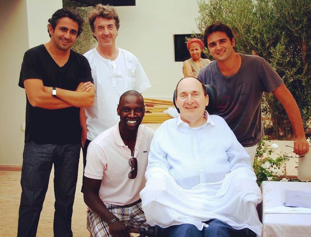オマール・シーのインスタグラム：「A jamais dans nos cœurs …. 🤲🏿💔@toledanonakache @f_cluzet  Nous venons d'apprendre avec une immense tristesse la disparition de notre ami Philippe Pozzo di Borgo.  En acceptant que l'on adapte son histoire dans Intouchables il a changé notre vie et la vie de nombreuses personnes vulnérables et fragiles.   Nous gardons l'image d'un homme courageux, digne, humble et combatif. Son humour et son intelligence vont nous manquer.   L'avoir côtoyé pendant toutes ces années fut un rare privilège.  Nous tenterons de poursuivre l’ensemble de ses combats.  Nous pensons fort à sa femme et à ses enfants.」