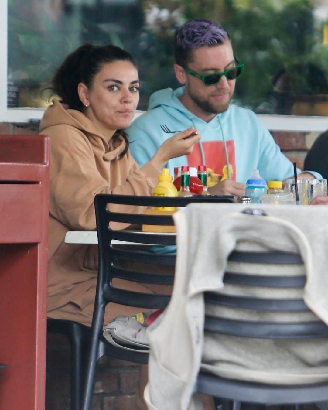 Just Jaredさんのインスタグラム写真 - (Just JaredInstagram)「Mila Kunis was spotted having breakfast with Lance Bass and his family this morning in Beverly Glen! More photos on JustJared.com. #MilaKunis #LanceBass Photos: Backgrid」6月3日 4時32分 - justjared