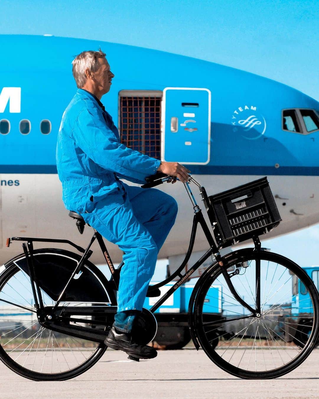 KLMオランダ航空さんのインスタグラム写真 - (KLMオランダ航空Instagram)「Our KLM crew is hitting the road on World Bicycle Day! 🌍 Did you know the Netherlands is famous for its bike culture? 🇳🇱 With over 22 million bikes in the country, the Dutch have truly mastered the art of cycling! ✨ Let's celebrate our love for two-wheel adventures together! 🚲✈️ #worldbicycleday #klm #royaldutchairlines #bikeculture #adventures」6月3日 21時30分 - klm
