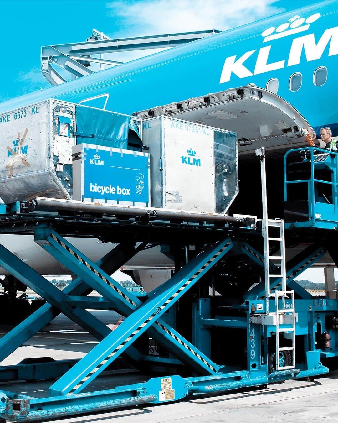 KLMオランダ航空さんのインスタグラム写真 - (KLMオランダ航空Instagram)「Our KLM crew is hitting the road on World Bicycle Day! 🌍 Did you know the Netherlands is famous for its bike culture? 🇳🇱 With over 22 million bikes in the country, the Dutch have truly mastered the art of cycling! ✨ Let's celebrate our love for two-wheel adventures together! 🚲✈️ #worldbicycleday #klm #royaldutchairlines #bikeculture #adventures」6月3日 21時30分 - klm