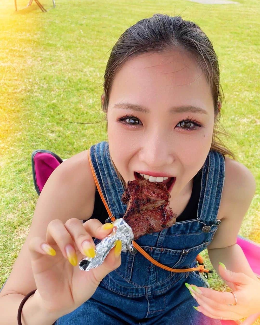のインスタグラム：「🍖🔥 久々の投稿かと思いきや また食べてるやつだし またオーバーオール🙃🤟🏾  #streetwear #streetgirl  #ストリート系女子 #ストリートファッション　#ストリートコーデ　 #カジュアル #カジュアルコーデ 　#オーバーサイズ　#asianzdancers  #メンズライク 　　#オーバーオール #オーバーオール女子」