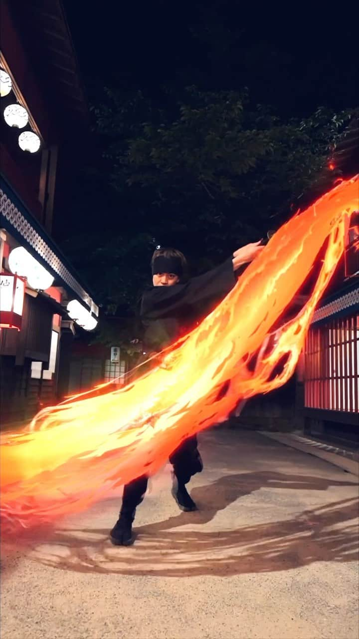 ぞのさんっのインスタグラム：「Color Tape × Ai ＝🗡️🔥 @luckywhacky  Ai specialist. Crazy editing ✨Check it out✨! ・ カラフルなテープ振り回してAiかけたら火の呼吸できる説？笑 え？水の呼吸もやりますか？笑 そして鬼滅の刀鍛冶編めっちゃ楽しみにいつもみてる😆 あれ、シンガポールって見れるのかな⁉︎笑 こんにちはシンガポール🇸🇬 ・ 📍 東映太秦映画村 @toeieigamura  👤 @zono.sann  💻 @luckywhacky  📸 @hikaruguangth @yudy_11_city @tsuchi_919  ・ もし質問などコメントしてね^ ^ 良かったらシェアと保存してくれたら嬉しいです☺️ Please comment your question ^ ^ If you like, I'd be happy if you could share and save it! ・ #videotips #filmmakers #creative #creativevideo#broll #kaiber #stablediffusion  ・ #iphone #動画 #動画編集 #動画制作 #動画撮影 #映像で遊ぼう #ぞのさんっ #aiで遊ぼう」