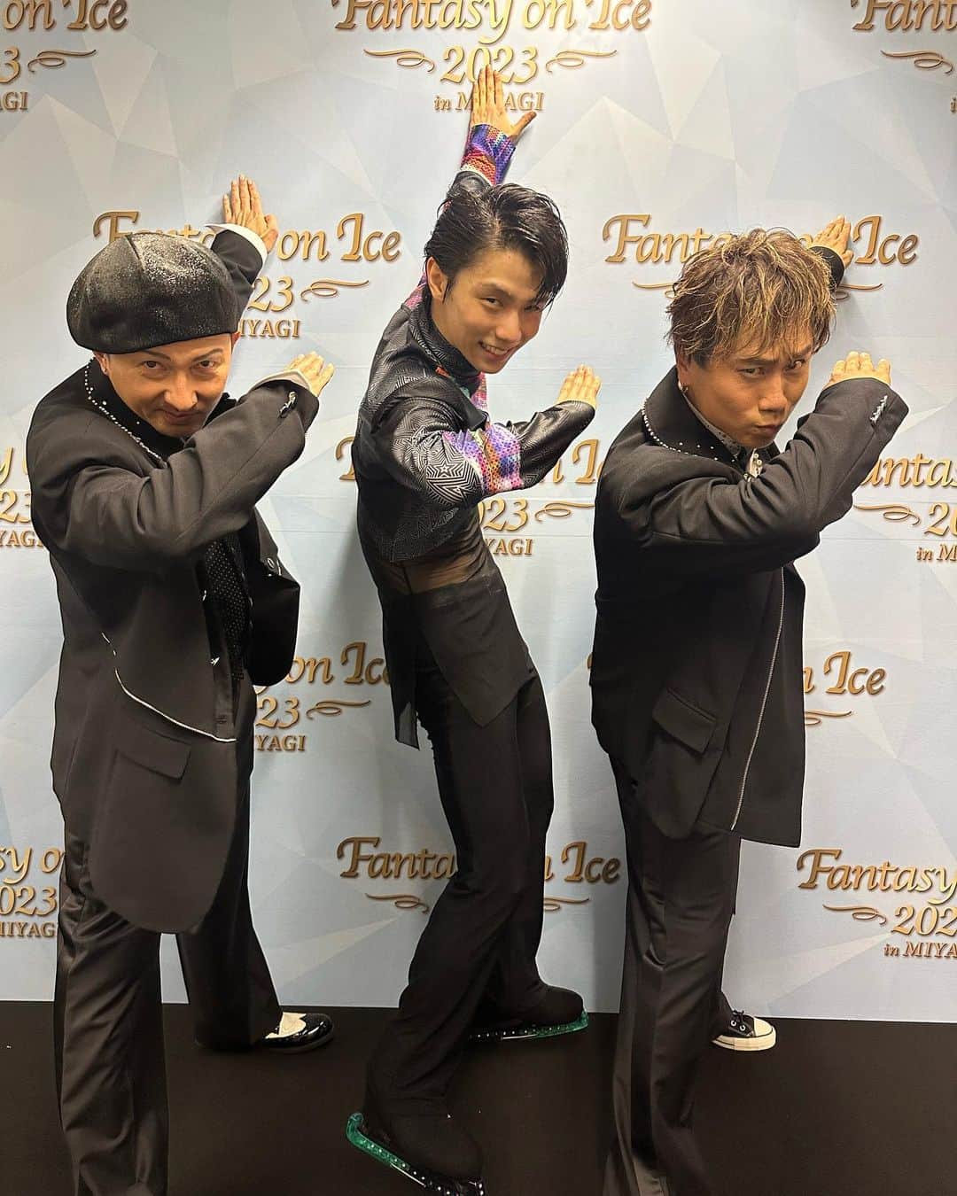 KIMI のインスタグラム：「「Fantasy on Ice 2023 in MIYAGI」  宮城公演、初日でした⛸️✨  📷✨  自らU.S.A.の決めポーズしてくれました🙏✨  田中刑事くんも、いつも気さくな笑顔で 嬉しいです✨✨✨  明日も宜しくお願い致します‼️  #羽生結弦　様 #田中刑事　様 #DAPUMP #ISSA #KIMI #人柄が素敵 #人柄も素敵 #今日は握手で🤝✨」