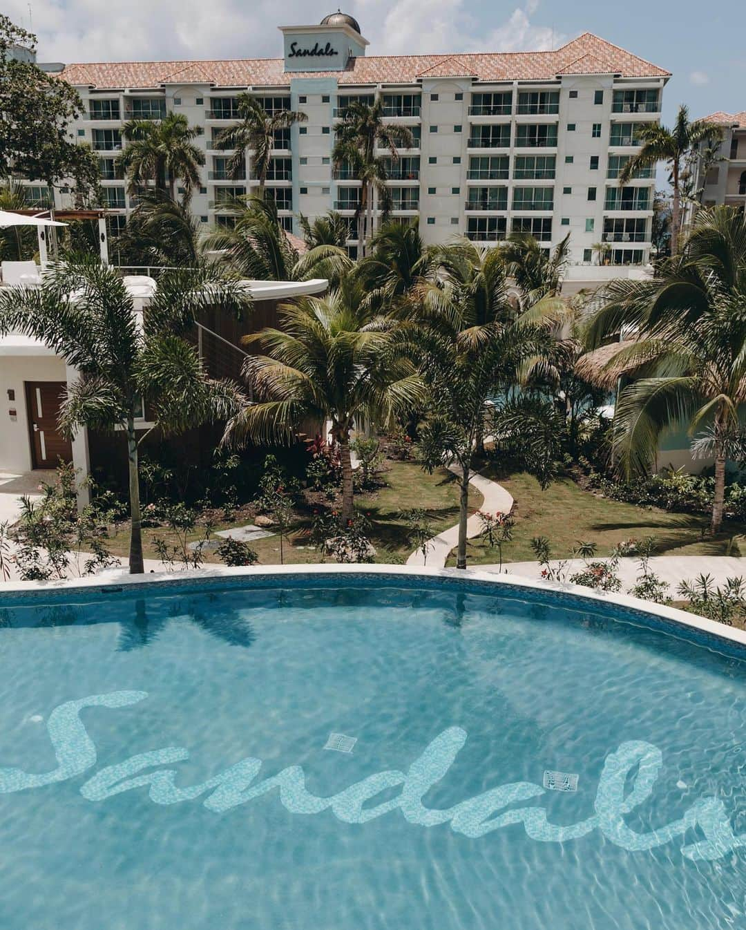 Collage Vintageさんのインスタグラム写真 - (Collage VintageInstagram)「Life is cool by the pool and even better if it’s in @sandalsdunnsriver resort! ☀️🌴🇯🇲 #sandalsresort  #sandalsdunnsriver  #caribbeantravel  #beautifuldestinations  #travelmore  #ad」6月2日 23時14分 - collagevintage