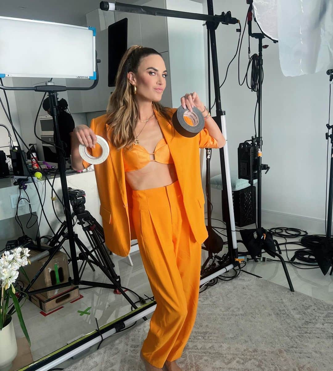 Elizabeth Chambers Hammerさんのインスタグラム写真 - (Elizabeth Chambers HammerInstagram)「Gaff tape > bra 🍊」6月2日 23時10分 - elizabethchambers