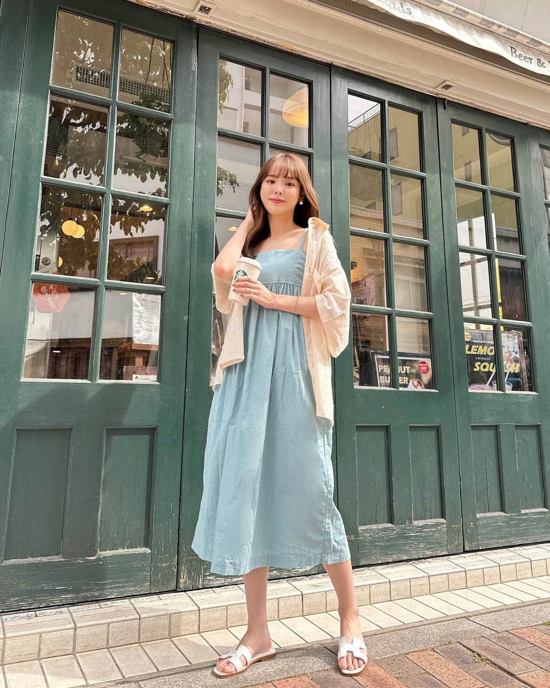 磯田 ひかる(Hikaru Isoda) のインスタグラム：「こんばんは🩵 今日東京は土砂降り☔️ 皆さん大丈夫でしたか？😭  なので今日と正反対に晴れていた時のコーデを載せます🫶笑  最近キャミワンピ×シャツコーデにハマってる🪽🪽 抜け感が好きなんだよね🥹💕  【着用アイテム】 Dress @uniqlo_jp  Shirts @classicalelf_official  Shoes @hermes   ------------------------------ picaru：162cm / 骨格ウェーブ 1st ブライトスプリング 2nd ブライトサマー  大人可愛いスタイルアップコーデ ヘアメイクを合わせた トータルスタイリングを提案🤍  不定期にストーリーで ファッションお悩み相談募集中🥰 ------------------------------  他の投稿を見る→【@picaruuu】」