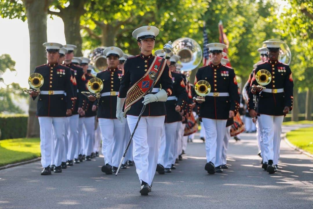 アメリカ海兵隊のインスタグラム：「105th Anniversary of Belleau Wood  📍 Aisne-Marne American Cemetery, Belleau, France (May 28, 2023)  #Marines conduct a Memorial Day ceremony alongside service members from France and Germany.  In commemoration of the 105th anniversary of the Battle of Belleau Wood, the ceremony helps to memorialize and honor those service members who fought and died there, and strengthens the alliance we share today.   📷 (U.S. Marine Corps photos by Cpl. Michael Virtue)  #USMC #SemperFi #USMCHistory」