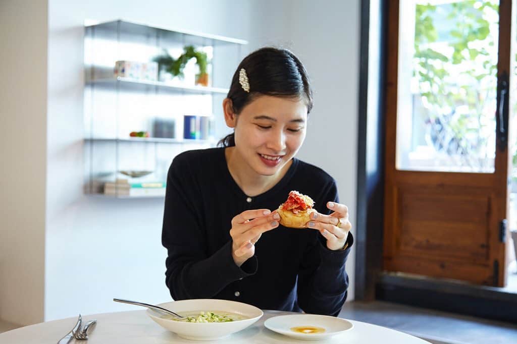 前田エマさんのインスタグラム写真 - (前田エマInstagram)「Hanako web で連載中　#秘密の韓国  2回目となる今回は　@veggieweekend 🥦🍅🥕🌽 「ソウルの朝は、遅いなあ…。アジョシ(おじさん)でにぎわうお粥やスープの店もよいけれど、ちょっと優雅な気分で、心豊かなモーニングができるお店ってないのかな？」そんなことを考えていたら、この連載で写真を担当してくれているミオさん　@mio_matsuzawa が教えてくれたお店です。 野菜料理を出す店ではなくて”野菜を美味しくたべる店”です。 店主のヤンチュルさん　@yangchulkim は、日本で料理の勉強をしていた方です。ヤンチュルさんの生き方がとてもかっこよくて、お店も潔くて。 是非ご覧ください。 veggieweekend의 여러분 고마웠습니다🙏🏻 좋은 시간을 보냈어요♡  https://hanako.tokyo/learn/381029/」6月2日 23時16分 - emma_maeda