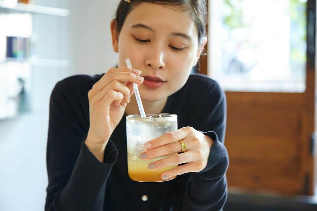前田エマのインスタグラム：「Hanako web で連載中　#秘密の韓国  2回目となる今回は　@veggieweekend 🥦🍅🥕🌽 「ソウルの朝は、遅いなあ…。アジョシ(おじさん)でにぎわうお粥やスープの店もよいけれど、ちょっと優雅な気分で、心豊かなモーニングができるお店ってないのかな？」そんなことを考えていたら、この連載で写真を担当してくれているミオさん　@mio_matsuzawa が教えてくれたお店です。 野菜料理を出す店ではなくて”野菜を美味しくたべる店”です。 店主のヤンチュルさん　@yangchulkim は、日本で料理の勉強をしていた方です。ヤンチュルさんの生き方がとてもかっこよくて、お店も潔くて。 是非ご覧ください。 veggieweekend의 여러분 고마웠습니다🙏🏻 좋은 시간을 보냈어요♡  https://hanako.tokyo/learn/381029/」