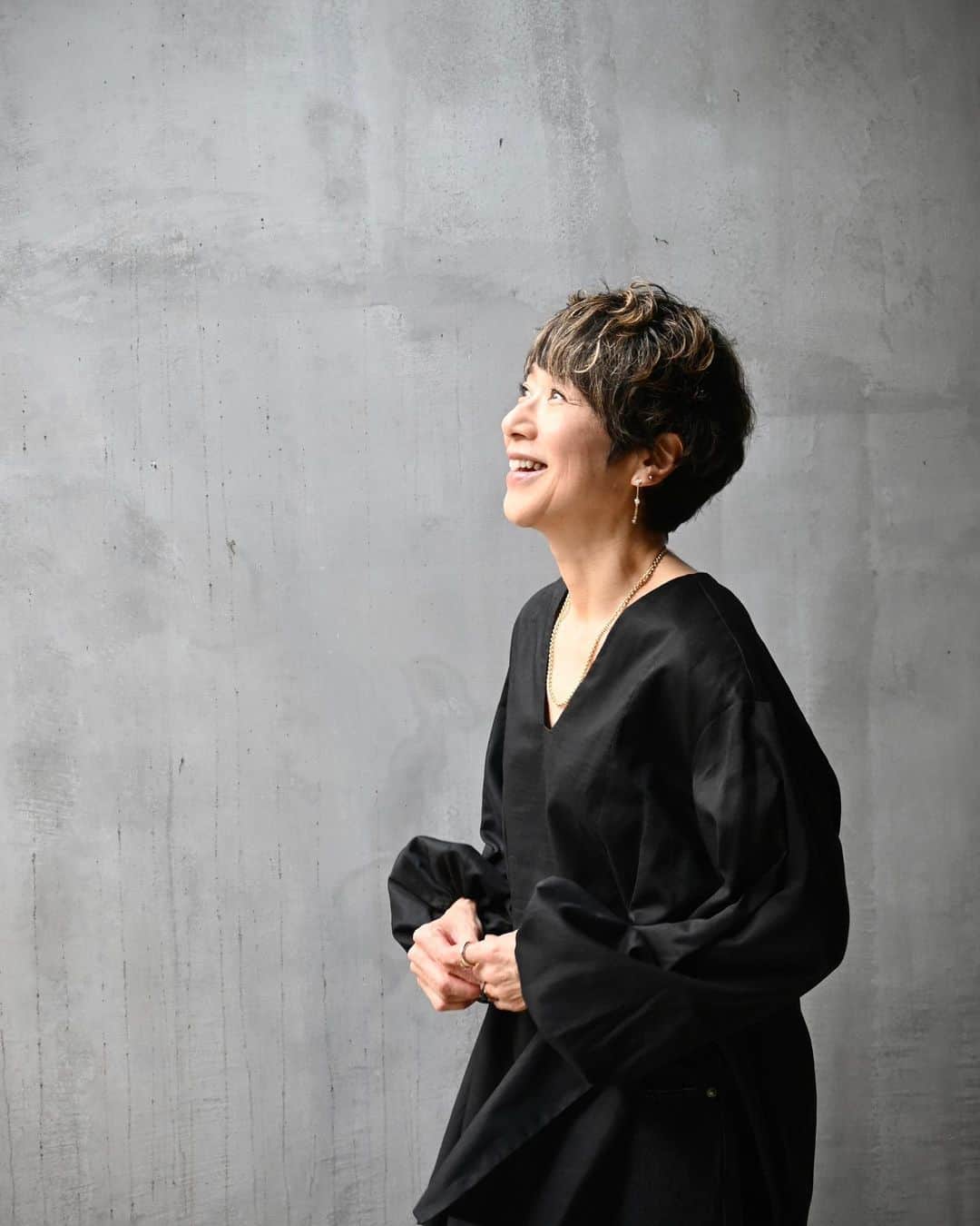 黒田知永子のインスタグラム：「. リネン混コットンのブラウスのBlack🖤 ふんわり袖、たっぷり身頃、横のスリットがポイント…風が通っていい感じです。 胸元が心配な時はシンプルなキャミソールを合わせれば👌 こんな黒×黒も大好きなコーディネート☺︎  明日6月3日発売です。 https://www.yunahica.com/c/clothing/  blouse… @yunahica  denim… @curensology  sandal… @prada   #サイズ1を着てます #アイボリーとブラック  #yunahica_chieko  #6月3日午前中 #黒田知永子 #chiekokuroda」