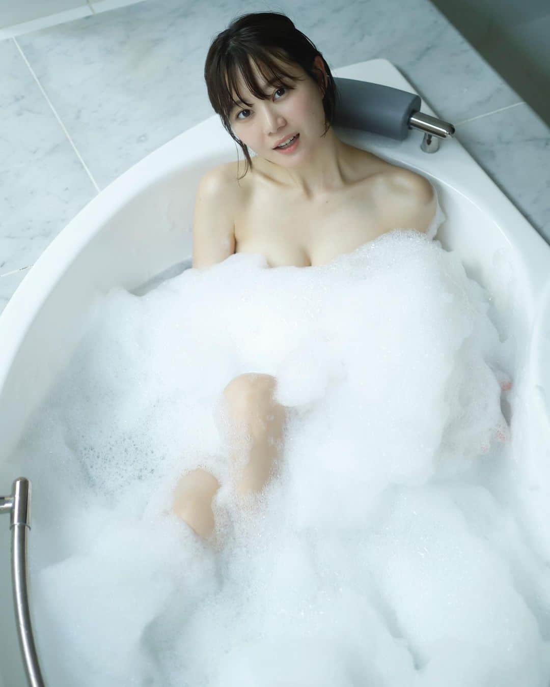 いけちゃんのインスタグラム：「1st写真集ってみんなもう買った？？？？？」
