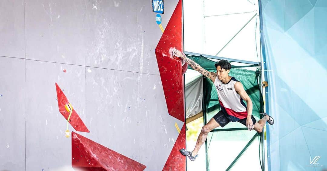 チョン・ジョンウォンのインスタグラム：「Boulder worldcup Prague 🇨🇿  📸 @vladek_zumr 🙏  @thenorthface_kr @scarpaspa」