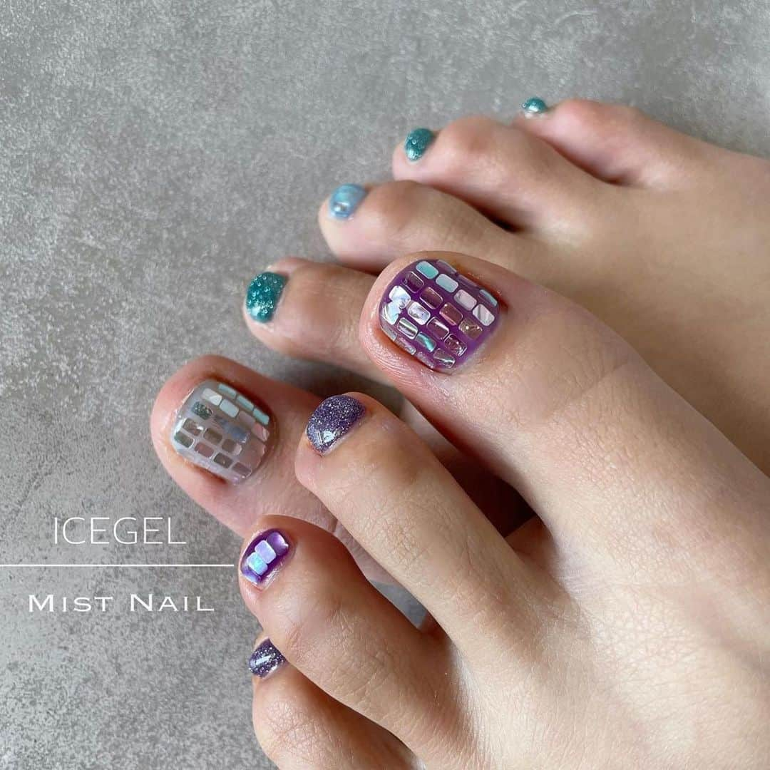 Icegel Nailさんのインスタグラム写真 - (Icegel NailInstagram)「여름에! 스피드하게! 붙이기만 하면! 아트 끝! 아이스젤 #타일홀로그램  #타일파스텔홀로그램 6가지의 블링블링 코팅 파스텔 컬러  #타일미러홀로그램 3가지 색상의 미러 반사 홀로그램  아이스젤 #크리스탈파츠젤 로 붙여보세요! 움직이지 않게 딱! 고정시키면서 디자인 할 수 있어요!   Repost @mistnail__mai ・・・ 動画たくさんスライドしてみてね→→ 紫陽花のような可愛い colorで ウルウルきらきらホログラム  パープルや水色のホログラムは 梅雨の雨上がりに紫陽花の花に 水滴がついてキラキラしてるみたい  イエローやグリーンのホログラムは 明るくて優しい夏カラー  ベースカラーでもイメージが変わる 組み合わせ無限大の タイルホログラムネイル  ミラーボールみたいでキラキラ  @icegel_japan  さんから 注目の新商品で初夏ネイル  発売中の人気商品 vivid neon onoff gel も使用しています♡  夏の人気デザインになりそうです♡  使用カラー  1452 1453  🌈アイスジェル夏の新商品🌈  🌈ICEGELタイルパステルホログラム6色セット  丸みのあるタイル型のパステル系ホログラムになります🎶 🌈ホワイト 🌈パープル 🌈ミントグリーン 🌈ターコイズ 🌈イエロー 🌈コーラル  パステル系ホログラム6色セットになります💕 角がなく規則正しくカットされているので爪全体に貼っ楽しむのもよし🎶 いろんな配置でアートを楽しんでもよし🎶 さまざまな使い方で楽しみましょう💕  🌈発売日🌈 2023.5.30  TATオンラインショップ【14時〜】 ライフビューティー レッドネイルズ @life_beauty_pro  @nailshoptat  @rednails_webchannel  ＠icegelnail @icegelkorea  @icegel_japan  @icegel_global   #icegel#icegelnaii#icegel japan#ホログラムネイル#タイルホログラム#パステルネイル#フットネイル#footnail #韓国ネイル#パープルネイル#bluenails #オーロラネイル#ネオンネイル#紫陽花ネイル#水色ネイル#梅雨ネイル#夏ネイル#summernails#ミラーボールネイル」6月2日 23時24分 - icegelnail