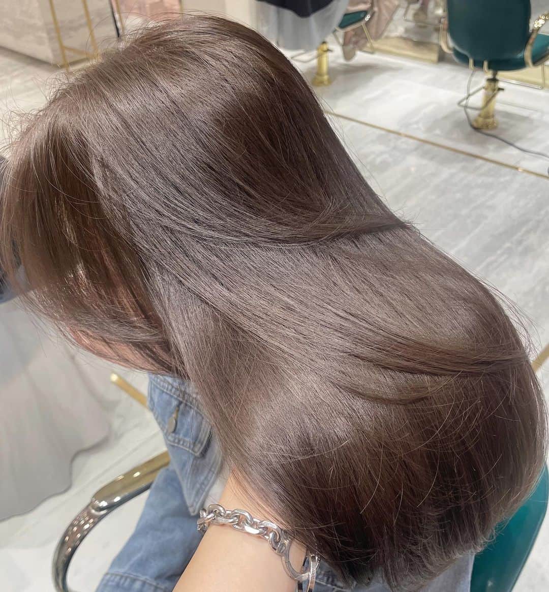 原涼香のインスタグラム：「大人気greige🤎ブリーチなし明るめカラー🎀 ㅤㅤㅤㅤㅤㅤㅤㅤㅤㅤㅤㅤㅤ カラーのみで明るめを続けると 透明感がすごくでます✨ 一回で明るめ希望の方はWケアカラーがオススメです🫶🏻 ㅤㅤㅤㅤㅤㅤㅤㅤㅤㅤㅤㅤㅤ menu... ●カット ●プレミアムケアカラー(or Wケアカラー) ●バイカルテトリートメント ㅤㅤㅤㅤㅤㅤㅤㅤㅤㅤㅤㅤㅤ 是非お任せください🤍 ㅤㅤㅤㅤㅤㅤㅤㅤㅤㅤㅤㅤㅤㅤㅤㅤㅤㅤㅤㅤㅤㅤㅤㅤㅤㅤ ㅤㅤㅤㅤㅤㅤㅤㅤㅤㅤㅤㅤㅤ  #SHIMA#韓国ヘア#韓国スタイル#レイヤーカット#ワンホンヘア#ワンホン#ダークトーン#網紅#初カラー#暗髪#ベージュカラー#ラベンダーカラー#グレージュ#オリーブカラー#透明感カラー#銀座美容院#銀座美容室#美容師#시스루뱅#레이어드컷#koreanhair」