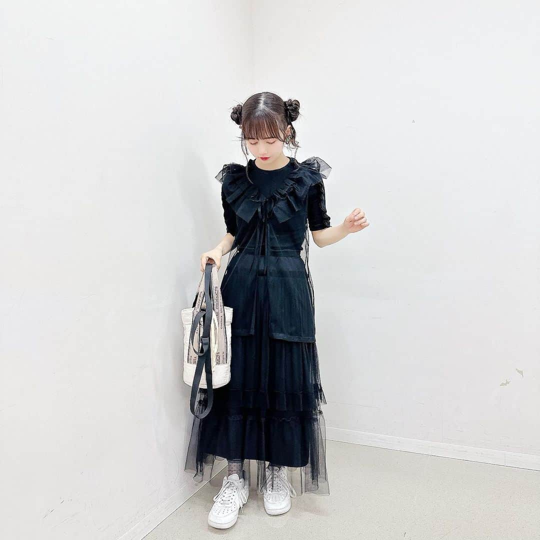 近藤沙瑛子のインスタグラム：「まっくろ〜🌚  #reybeams で買ったチュールトップスお気に入り*゜  #今日の服  #私服」