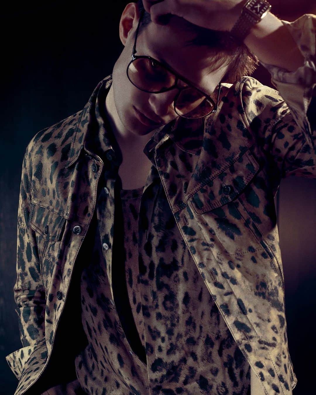 のインスタグラム：「BROWN AND BLACK.   DISCOVER THE #TOMFORDSS23 COLLECTION.   #TOMFORD」