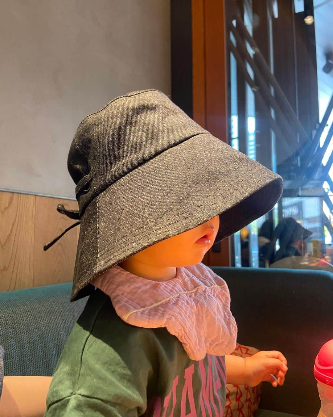 のインスタグラム：「👒  隙あらばお母さんの帽子とか鞄を自分のものにするちゃん。  もう一歳6ヶ月ですってよ😭はや  今週は月曜から喉風邪始まり、 早退を繰り返し 全然登園できず終わりました。 来週は整うといいなー。  登園もできず家からも出られずで 有り余ったエネルギーが漏れなく惨劇に。。 ちぎったご飯を口に入れたら指をそのまま 全力で噛みちぎられそうになり、 思わず叫んで泣いた母。。 痛みのあまりテーブルにうつ伏せていたら 呼ばれたり肩さすられたりしたけど ほんとーに痛くて応えられず、、、 そしたらまさかの味噌汁入りの茶碗を 投げつけられるという悲劇。。。なぜ、なぜなの。。。 ボー然とするわい。沈黙。 このやり場のない感情何。ちょっと震えるわ なんでそんなことしたの！ なんて聞いても答えられない相手に聞けるわけもなく。 もはややっては行けないをどこから、 どんな言葉で説明すればいいのかもわからず。 とにかく味噌汁の具と汁まみれの服とラグをどーにかしないと。。。 どーにかしたいけど何か察したのか抱っこをせがんでぐずるちゃん。 今、いまはやめてくれー🫷 カオス、混沌と無秩序。ぁぁ神様。だれ。  先が思いやられかけたところでどうにか切り替えました。  なあに？母だって　にんげんだもの 感情はあるさ。 みんなどーしてんの？修行なの？ これからイヤイヤ期？こわこわのこわ。ぱや😊  本当にいろんな不意打ちくらって びっくりして思わず叫ぶこと多いし、 鼻吸う時毎回絶叫されるし、 近所にこの家どうなってんだろと思われてそう、って思うよね。 がんばろ😉  せっかくの1.5バースデー報告が愚痴っぽくなってしまったわ。  うちはテレビないからラジオがベーシックなのだけど、 流れてくるいろんな音楽に合わせて体を揺らしたり オリジナルの振り付けで踊ったり、 音楽やそれに伴い体を動かすのが好きみたいです！💃 おもしろ動画たくさんあるからいつか載せようかな。  なぜだか6時前には起きてくるようになってしまったので それに合わせて生活全般のスケジュールを早めようかと。 子供いなくて仕事してた時は三時間寝れたらよかったのに、 子育てし始めたら早く寝ないと体もたない。。 五時間は寝ないと5時台に起きれない。。 お願いしても寝かせておいてもらえない相手それがこども。 あ、また気づけば嘆いている。 とにかく自分たち大人が体調崩しても子育てノンストップだから 健康第一すぎる。  色々子育てのことであったこととか共有したいのだけど なかなかタイミングが難しく。 ただ三月だったかちゃんがMRIを受けたんだけどその経緯は 早めに書こうと思う。 多分気づかずそのままにしてる人、 様子を見ましょうに騙されてるわけじゃないけど 様子見ちゃってる人がいると思うし。  ではまた。」