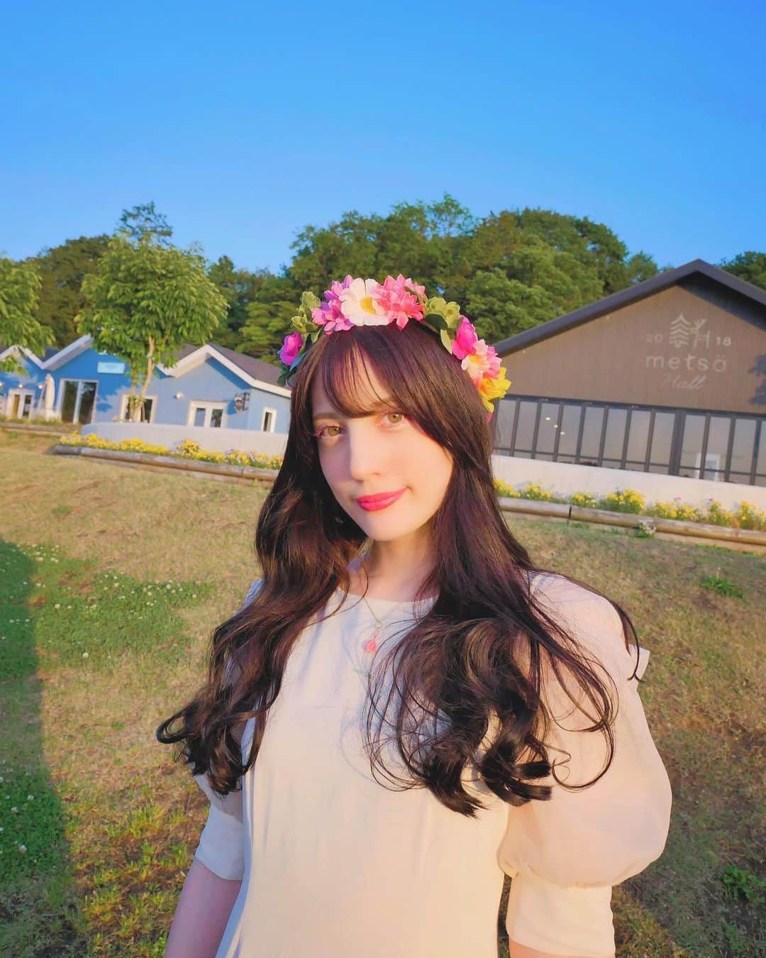 大濠ハンナのインスタグラム：「ムーミンバレーパークの中のお店に売ってるこの花冠可愛いくてめちゃ映える〜♡  友達とオソロで花冠つけたらもっと映えた〜💖  バイキングのご飯もめちゃくちゃお洒落で美味しすぎたあ〜♡  #ムーミンバレーパーク #晴れ #梅雨 #はなかんむり #友達とオソロ #楽しい #ムーミン #バイキング #photooftheday #photogram」