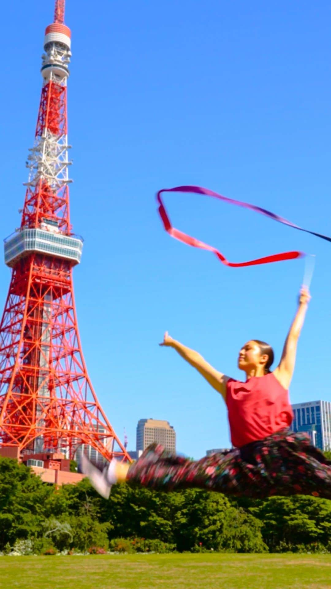 リン・ハッチソンのインスタグラム：「Flip your phone sideways 👀🔄  I also did a horizontal video with @cinematictokyo!   When we were shooting, I felt a bit emotional, especially being in front of Tokyo Station looking towards the Japanese flags blowing in the wind. 🇯🇵 I feel so lucky to be able to call this place one of my homes and to have people here that mean so much to me and I was performing with this in mind 🥲 Thank you @cinematictokyo for capturing these happy moments, dancing freely in my favourite tokyo🗼❤️ stay tuned until the end to see some clips of our 1st try with the LED ribbon ⚡️ • • • #tokyo #japan #dance #ribbon #新体操」