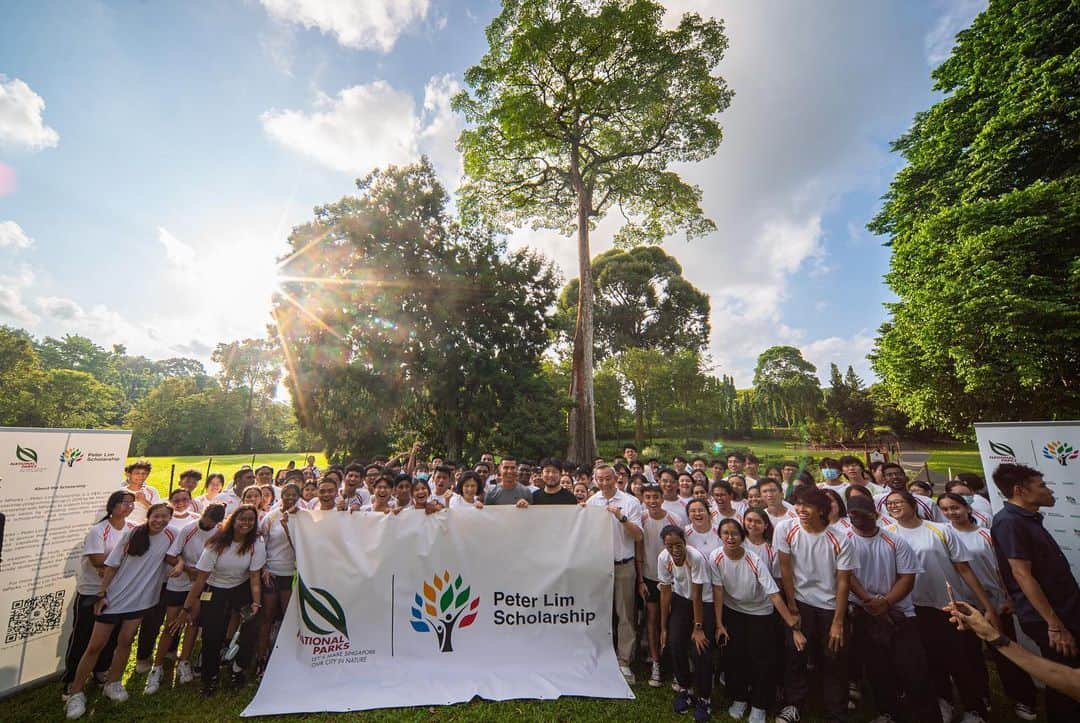 クリスティアーノ・ロナウドさんのインスタグラム写真 - (クリスティアーノ・ロナウドInstagram)「The world's only tropical garden to be honoured as a UNESCO World Heritage Site is found in Singapore. There I visited my friend's NParks - Peter Lim tree. And met the beneficiaries of the NParks - Peter Lim Scholarship. Thank you for your love and support! Don't forget keep learning and #BeSIUPER」6月2日 23時43分 - cristiano