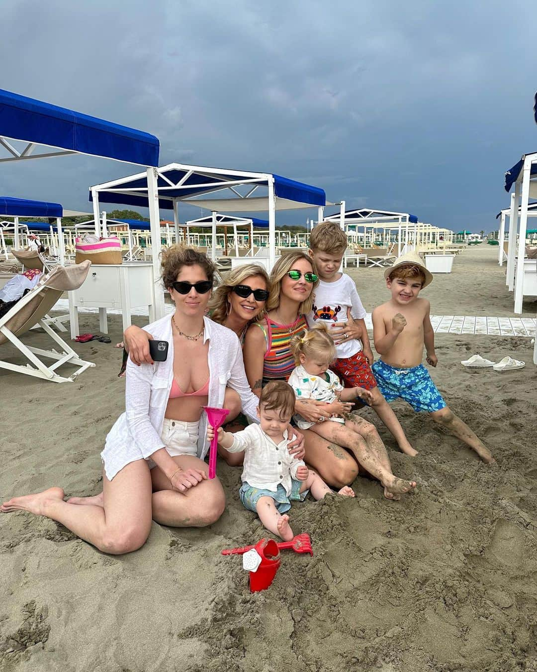 キアラ・フェラーニさんのインスタグラム写真 - (キアラ・フェラーニInstagram)「June 1st in Forte Dei Marmi with the family 🥹」6月2日 23時45分 - chiaraferragni