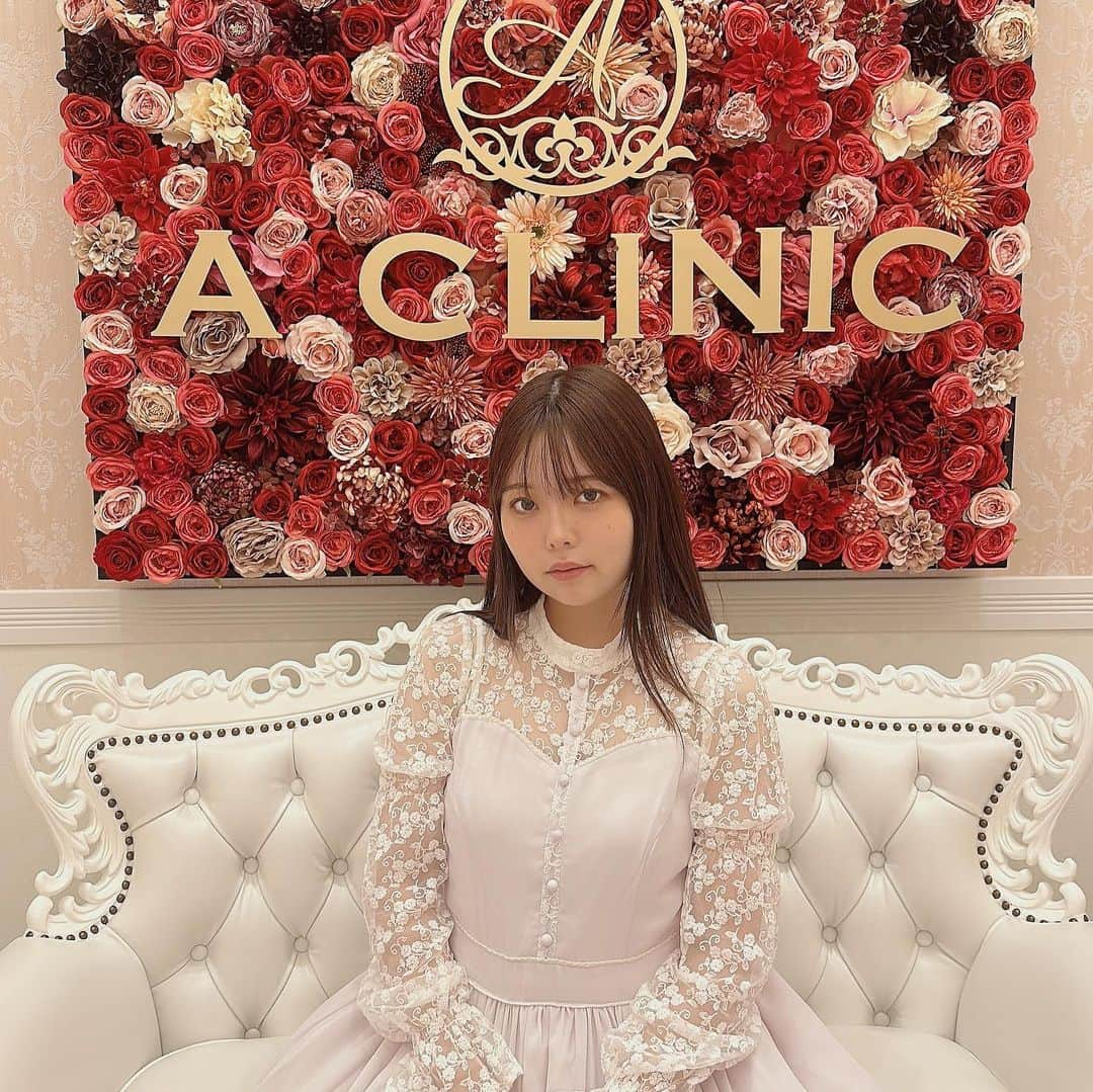 柳葉ころんさんのインスタグラム写真 - (柳葉ころんInstagram)「昨日Aクリニック池袋院（@a_clinic_ikebukuro ）さんで#Aスレッド を受けてきました🫶🏻とってもよかったのでレポさせてください❣️  #柚崎一輝 先生（@aclinic_yuzaki）に担当していただきました。  モデル活動をする中で特に最近、口元のもたつき・輪郭がぼやっとしてきたこと気になってました… そこで何人かのお友達も経験しているAクリニックさんのAスレッドを思い切って受けさせていただきました！  先生の前説明では、知りたいことや不安なことを簡潔かつ的確にお話ししていただけて安心！この先生にお任せしたい！と思えました😭  口元のたるみ・顎下のたるみなど気になっていたところをお伝えしました！角度を見ながら考えてくださり、またプロの先生なので的確＆こうなりたい！がサクッと伝わってそこも良かった😭  院内ではアテンドのお姉さんがインカムでやり取りをしていらっしゃって、他のお客様と会うことも無く移動できました！ひっそりと施術を受けたい方にはとても良さそう…✨  終わって鏡を見てびっくり！ ほんとに！！顔がしっかり上がってる！！こんなに変化あって本当にダウンタイムない事あるの…？  その場では感動しすぎて「すごい…」しか言えませんでした。  そんな私は直後1時間後にアフタヌーンティーの予定を入れてしまっていたのですが、処方していただいた痛み止めを飲んでいたので特に苦労なくお茶を楽しみました☕️食べ物等も制限なく、お酒だけ避ければ大丈夫🙆‍♀️  結果「翌日もダウンタイム無し」です🫶🏻少し浮腫んでる…？と思うくらいでそのあとは全く気になりませんでした。その浮腫も本人だから気づくレベルです！  ・直後から効果あり。 ・直後から遊べる、ヌン活できる。 ・ダウンタイムなし。  こんなにも好都合すぎる施術があるんです…絶対にまた受けたい！友達にも勧めたい！！と思ったのでレポしちゃいましたw 感動してめっちゃ熱量の多い文になってしまった😭  Aクリニックさんすごく良かったので存在感のないお鼻を少しだけ高くしたいからA式鼻先シャープ術やお肌の管理のためにポテンツァも受けてみたいな… 要検討！🫶🏻  #aスレッド #糸リフト #aclinic #aclinic銀座 #aclinic横浜 #aclinic新宿 #aclinic名古屋 #aclinic大阪 #aclinic福岡 #aclinic池袋 #acllinic仙台 #aクリニック #エークリニック#小顔 #リフトアップ #スレッドリフト #小顔整形 #たるみ改善 #美容外科 #美容皮膚科 #美容クリニック」6月2日 23時45分 - koronsuiclinic