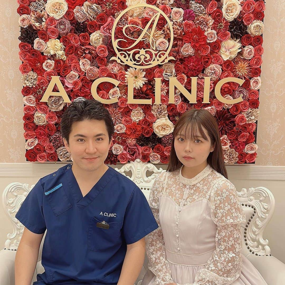 柳葉ころんさんのインスタグラム写真 - (柳葉ころんInstagram)「昨日Aクリニック池袋院（@a_clinic_ikebukuro ）さんで#Aスレッド を受けてきました🫶🏻とってもよかったのでレポさせてください❣️  #柚崎一輝 先生（@aclinic_yuzaki）に担当していただきました。  モデル活動をする中で特に最近、口元のもたつき・輪郭がぼやっとしてきたこと気になってました… そこで何人かのお友達も経験しているAクリニックさんのAスレッドを思い切って受けさせていただきました！  先生の前説明では、知りたいことや不安なことを簡潔かつ的確にお話ししていただけて安心！この先生にお任せしたい！と思えました😭  口元のたるみ・顎下のたるみなど気になっていたところをお伝えしました！角度を見ながら考えてくださり、またプロの先生なので的確＆こうなりたい！がサクッと伝わってそこも良かった😭  院内ではアテンドのお姉さんがインカムでやり取りをしていらっしゃって、他のお客様と会うことも無く移動できました！ひっそりと施術を受けたい方にはとても良さそう…✨  終わって鏡を見てびっくり！ ほんとに！！顔がしっかり上がってる！！こんなに変化あって本当にダウンタイムない事あるの…？  その場では感動しすぎて「すごい…」しか言えませんでした。  そんな私は直後1時間後にアフタヌーンティーの予定を入れてしまっていたのですが、処方していただいた痛み止めを飲んでいたので特に苦労なくお茶を楽しみました☕️食べ物等も制限なく、お酒だけ避ければ大丈夫🙆‍♀️  結果「翌日もダウンタイム無し」です🫶🏻少し浮腫んでる…？と思うくらいでそのあとは全く気になりませんでした。その浮腫も本人だから気づくレベルです！  ・直後から効果あり。 ・直後から遊べる、ヌン活できる。 ・ダウンタイムなし。  こんなにも好都合すぎる施術があるんです…絶対にまた受けたい！友達にも勧めたい！！と思ったのでレポしちゃいましたw 感動してめっちゃ熱量の多い文になってしまった😭  Aクリニックさんすごく良かったので存在感のないお鼻を少しだけ高くしたいからA式鼻先シャープ術やお肌の管理のためにポテンツァも受けてみたいな… 要検討！🫶🏻  #aスレッド #糸リフト #aclinic #aclinic銀座 #aclinic横浜 #aclinic新宿 #aclinic名古屋 #aclinic大阪 #aclinic福岡 #aclinic池袋 #acllinic仙台 #aクリニック #エークリニック#小顔 #リフトアップ #スレッドリフト #小顔整形 #たるみ改善 #美容外科 #美容皮膚科 #美容クリニック」6月2日 23時45分 - koronsuiclinic