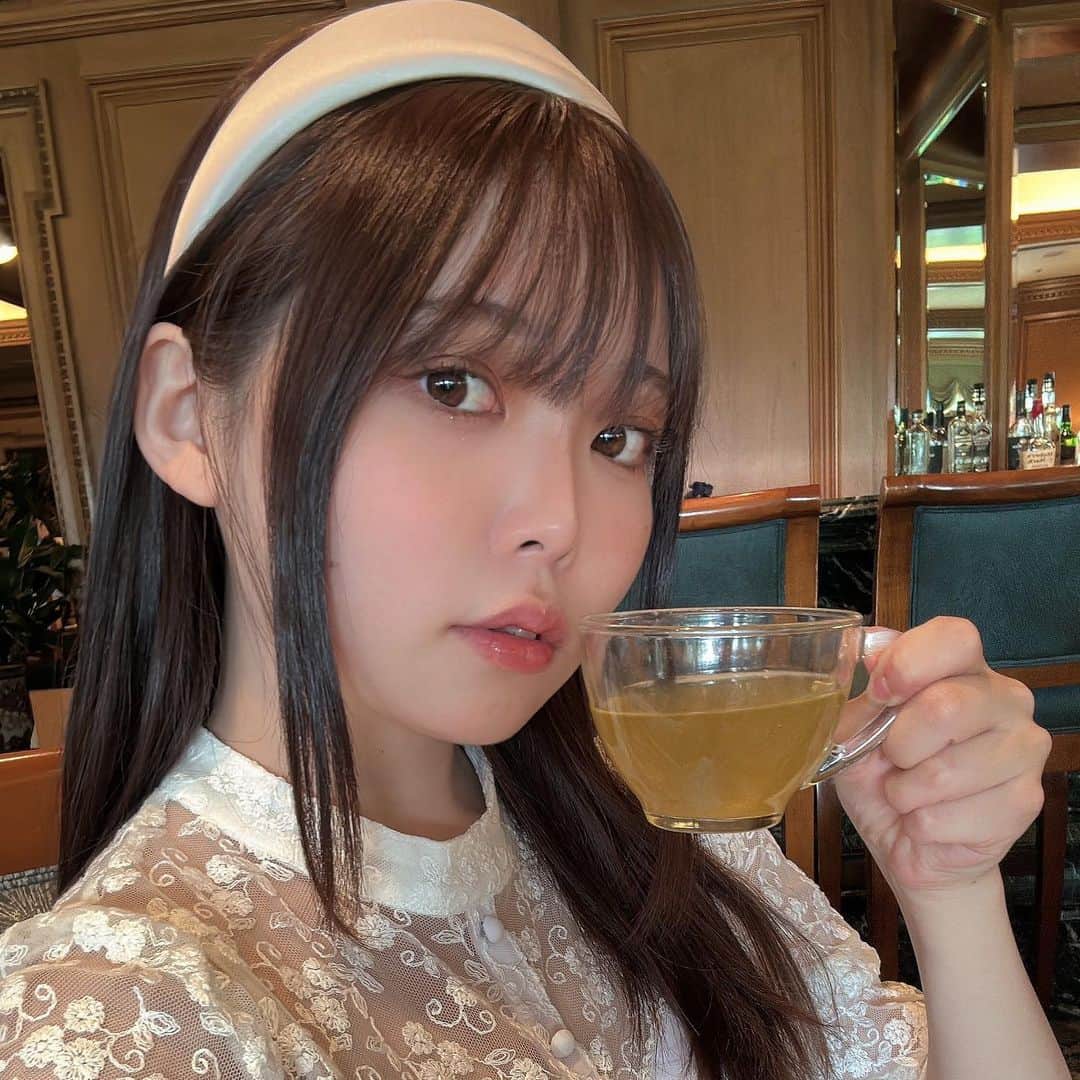 柳葉ころんのインスタグラム：「昨日Aクリニック池袋院（@a_clinic_ikebukuro ）さんで#Aスレッド を受けてきました🫶🏻とってもよかったのでレポさせてください❣️  #柚崎一輝 先生（@aclinic_yuzaki）に担当していただきました。  モデル活動をする中で特に最近、口元のもたつき・輪郭がぼやっとしてきたこと気になってました… そこで何人かのお友達も経験しているAクリニックさんのAスレッドを思い切って受けさせていただきました！  先生の前説明では、知りたいことや不安なことを簡潔かつ的確にお話ししていただけて安心！この先生にお任せしたい！と思えました😭  口元のたるみ・顎下のたるみなど気になっていたところをお伝えしました！角度を見ながら考えてくださり、またプロの先生なので的確＆こうなりたい！がサクッと伝わってそこも良かった😭  院内ではアテンドのお姉さんがインカムでやり取りをしていらっしゃって、他のお客様と会うことも無く移動できました！ひっそりと施術を受けたい方にはとても良さそう…✨  終わって鏡を見てびっくり！ ほんとに！！顔がしっかり上がってる！！こんなに変化あって本当にダウンタイムない事あるの…？  その場では感動しすぎて「すごい…」しか言えませんでした。  そんな私は直後1時間後にアフタヌーンティーの予定を入れてしまっていたのですが、処方していただいた痛み止めを飲んでいたので特に苦労なくお茶を楽しみました☕️食べ物等も制限なく、お酒だけ避ければ大丈夫🙆‍♀️  結果「翌日もダウンタイム無し」です🫶🏻少し浮腫んでる…？と思うくらいでそのあとは全く気になりませんでした。その浮腫も本人だから気づくレベルです！  ・直後から効果あり。 ・直後から遊べる、ヌン活できる。 ・ダウンタイムなし。  こんなにも好都合すぎる施術があるんです…絶対にまた受けたい！友達にも勧めたい！！と思ったのでレポしちゃいましたw 感動してめっちゃ熱量の多い文になってしまった😭  Aクリニックさんすごく良かったので存在感のないお鼻を少しだけ高くしたいからA式鼻先シャープ術やお肌の管理のためにポテンツァも受けてみたいな… 要検討！🫶🏻  #aスレッド #糸リフト #aclinic #aclinic銀座 #aclinic横浜 #aclinic新宿 #aclinic名古屋 #aclinic大阪 #aclinic福岡 #aclinic池袋 #acllinic仙台 #aクリニック #エークリニック#小顔 #リフトアップ #スレッドリフト #小顔整形 #たるみ改善 #美容外科 #美容皮膚科 #美容クリニック」