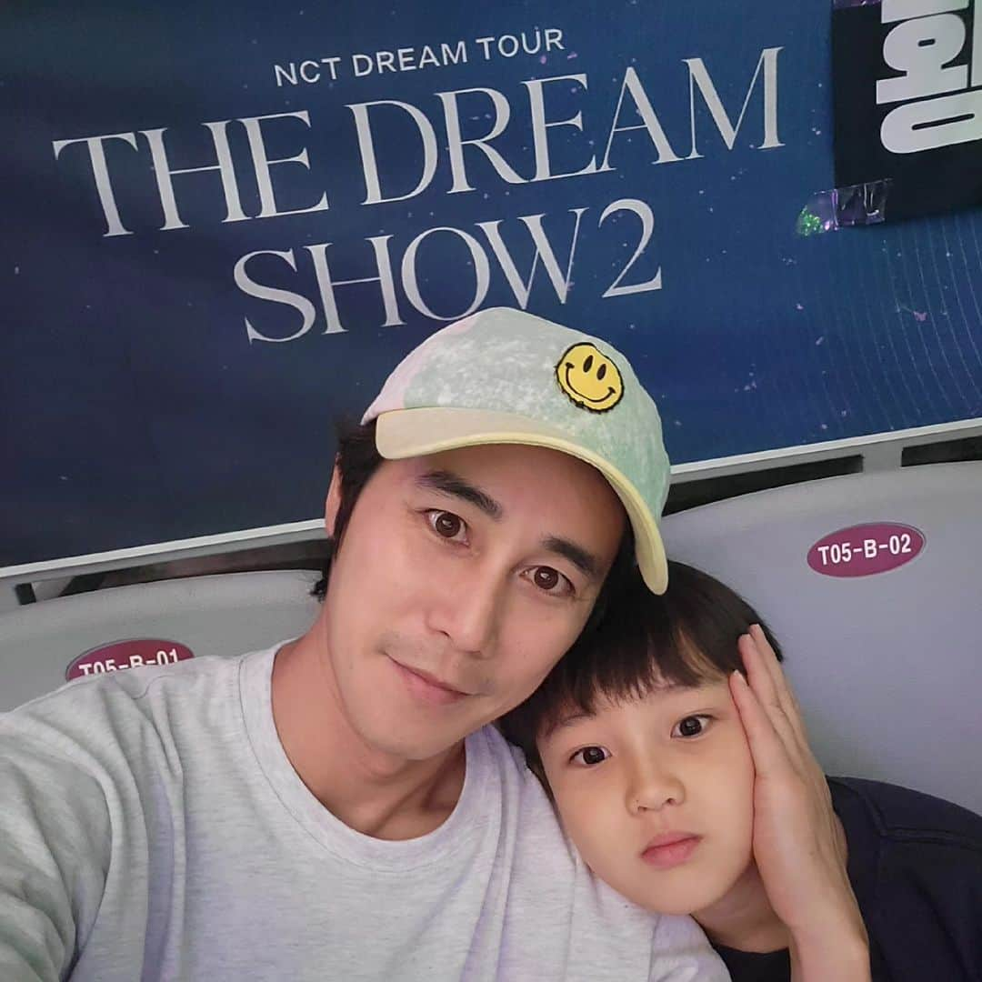 チョン・テウさんのインスタグラム写真 - (チョン・テウInstagram)「NCT DREAM TOUR  아이둘 데리고 아이돌 콘서트  내가 따라 부를 수 있는 노래는  요거 하나 -캔디-  너희들이 즐겁다면 난 기쁘다 😄  #nctdream #고척스카이돔 #시즈니 너무나 질서정연한 팬문화에 다시 한번 놀람 🤩」6月2日 23時46分 - _jungtaewoo