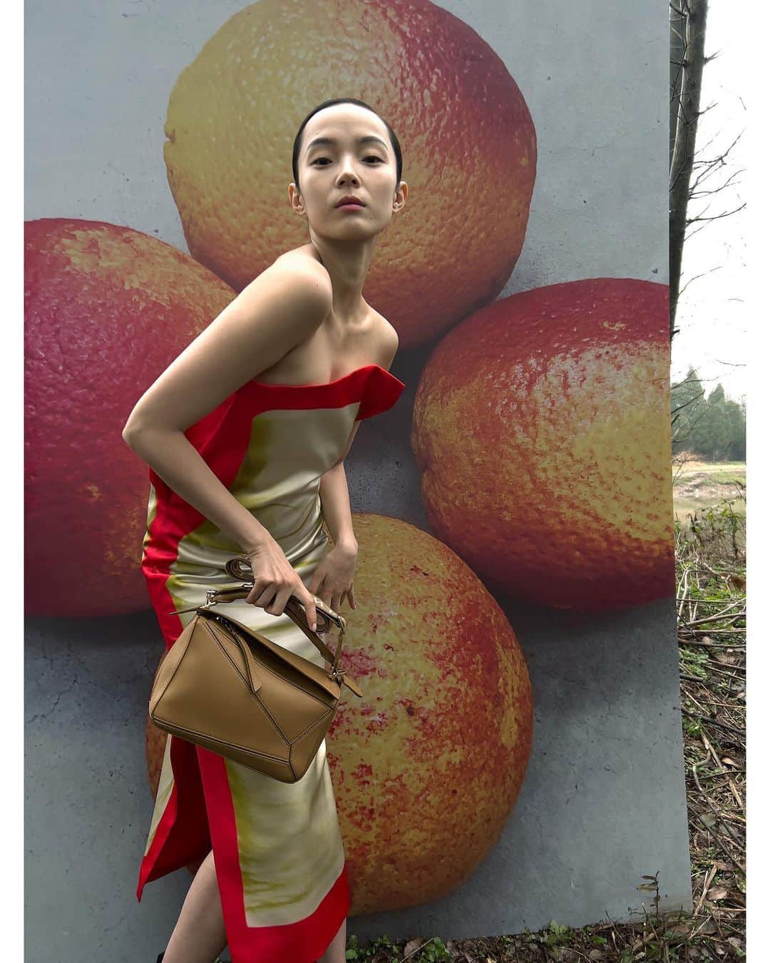 Loeweさんのインスタグラム写真 - (LoeweInstagram)「LOEWE Fall Winter 2023 precollection campaign featuring Xiao Wen Ju, blood oranges, and the Puzzle bag.  Photography Juergen Teller  Collection now available on loewe.com  #LOEWE #LOEWEFW23」6月3日 15時00分 - loewe