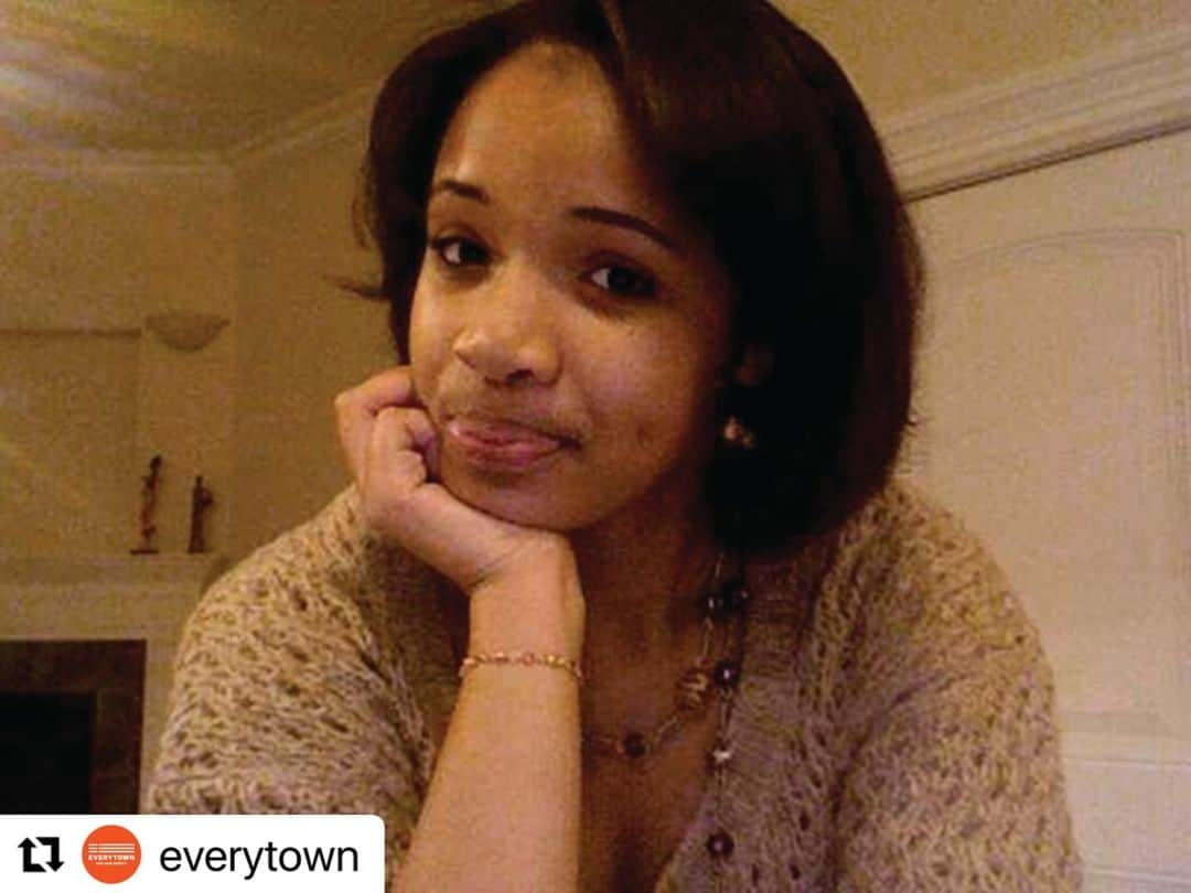 ジュリアン・ムーアさんのインスタグラム写真 - (ジュリアン・ムーアInstagram)「#Repost @everytown with @use.repost ・・・ Today should have been Hadiya Pendleton’s 26th birthday.⁠ ⁠ In January of 2013, Hadiya—a 15-year-old from the South Side of Chicago—marched in President Obama’s second inaugural parade. A week later, she was shot and killed on a playground after taking her final exams.⁠ ⁠ Hadiya’s friends decided to honor her by wearing orange. They chose orange because it’s the color that hunters wear in the woods to signal to others not to shoot. ⁠ ⁠ ⁠⁠Wear Orange began in Chicago in 2013, and then nationwide on June 2, 2015—on what would have been Hadiya's 18th birthday. Now, people from all over the country come together on the first Friday in June for National Gun Violence Awareness Day.⁠ ⁠ Each year, people across America wear orange to spread awareness about to our nation’s gun violence crisis that steals more than 120 lives every day—and to honor victims and survivors of gun violence, including Hadiya.⁠ ⁠ #WearOrange today to honor Hadiya and every person who has been impacted by gun violence. Then, find a Wear Orange Weekend event near you by texting ORANGE to 644-33.」6月2日 23時55分 - juliannemoore