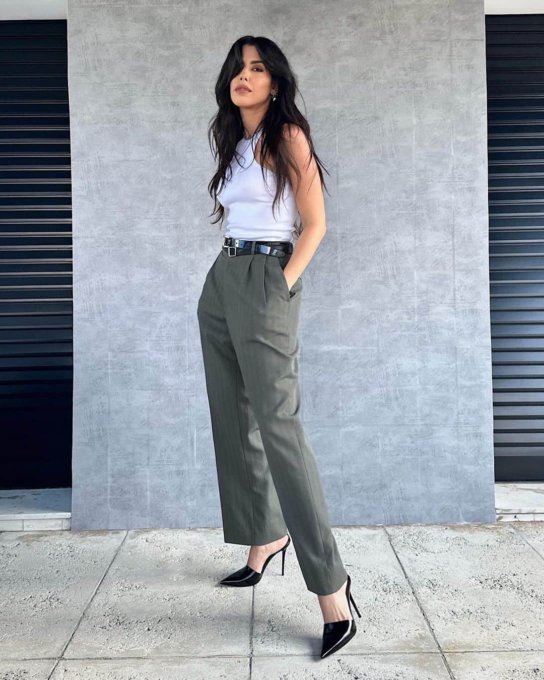 Garotas Estupidasのインスタグラム：「Que tal meu lookinho de responder perguntas tão “cabeludas” quanto eu? Kkkk 😂 @tatibernardi sua danada | calça e scarpin são second hand, um chique outro sem marca. Amo comprar coisa usada.」