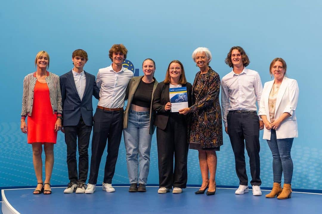 クリスティーヌ・ラガルドのインスタグラム：「It was a pleasure to meet the winners of this year’s Generation €uro Students’ Award.  These young people are the future of Europe. It was an honour to present them with their awards and congratulate them on their success!   📸 by Andrej Hanžekovič/ ECB」