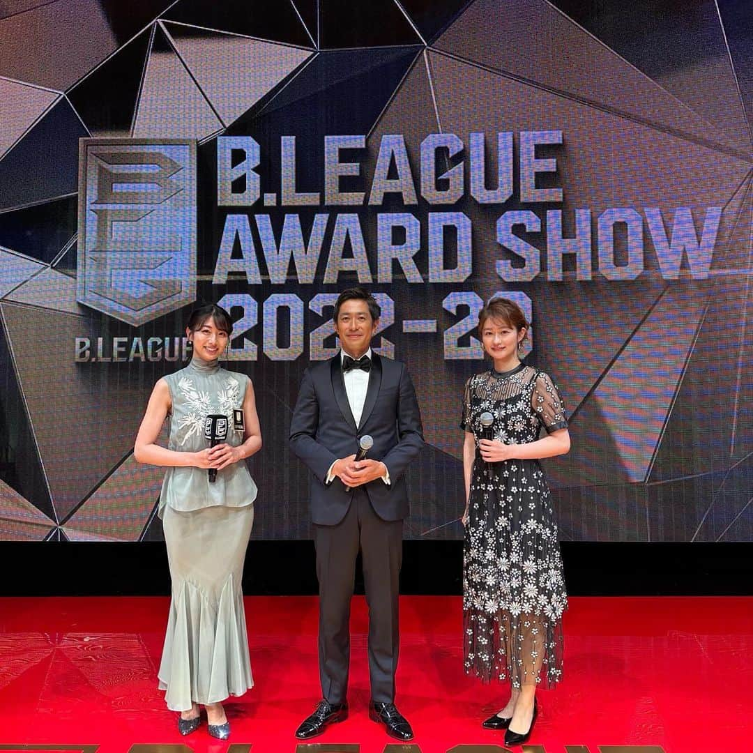 田中毅さんのインスタグラム写真 - (田中毅Instagram)「. 光栄なことに B.LEAGUE AWARD SHOWの 司会を担当させて頂きました。  選手の皆様、クラブ関係者の皆様、 ファン•ブースターの皆様、 本当におめでとうございます！  今季のMVPは 横浜ビー•コルセアーズの河村勇輝選手。 お祖母様への感謝の想いが印象的な とても感動的なスピーチでした。  ご一緒させて頂いた、 テレビ朝日の佐藤ちひろアナウンサー、 関根ささらさん、 ありがとうございました！  さ、次は8月のW杯だ！  #バスケ  #bリーグ #bリーグアワード」6月3日 0時00分 - tanaka_ta_ke_shi