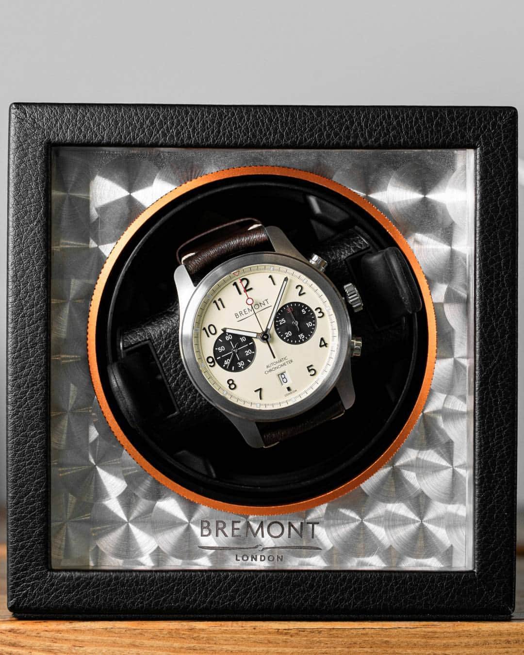 ブレモンのインスタグラム：「Introducing our newest accessories to inspire your gifting this Father's Day, the Bremont Watch Winder and Bremont Hip Flask. Whether treating yourself or a loved one, we're certain you will find that special something for the gentleman of the hour, in our handpicked selection of Father's Day gifts.   Shop Bremont's new Watch Winder and Hip Flask at the Link-in-Bio 🔗  #Bremont #Bremontwatches #FathersDay #Watchwinder #Hipflask」