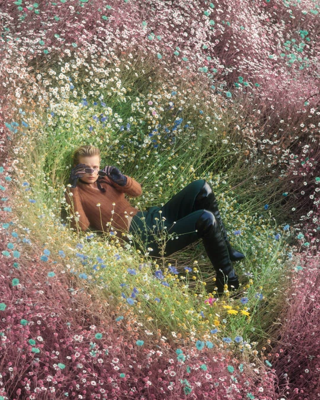 AnOther Magazineのインスタグラム：「Catching some sun – #FridayFlowers 💐⁠ ⁠ Taken from the A/W17 issue of AnOther Magazine ⏪️⁠ ⁠ Photography by @johnnydufort⁠ Styling by @agata_belcen⁠ Hair by @cyndiaharvey⁠ Make-up by @mathiasvanhooff」