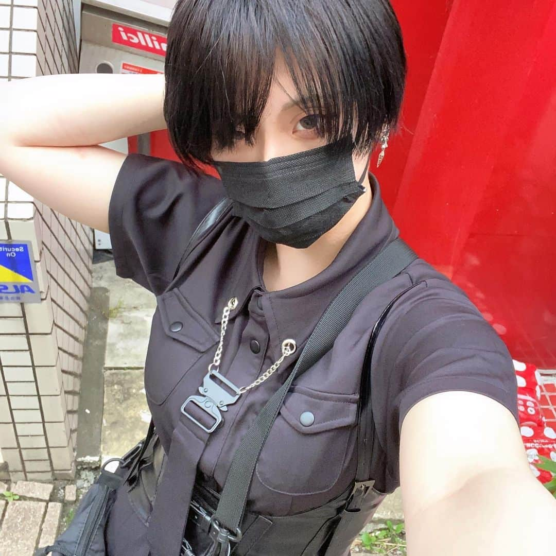 馨君さんのインスタグラム写真 - (馨君Instagram)「新しい洋服を買ってニマニマの私と私服の私 . . . . . .  #コスプレイヤーの中身  #馨くん  #モード系  #黒  #病み可愛い  #ボーイッシュ  #ボーイッシュコーデ  #cosplaygirl  #東京観光」6月3日 0時04分 - kaworu_331