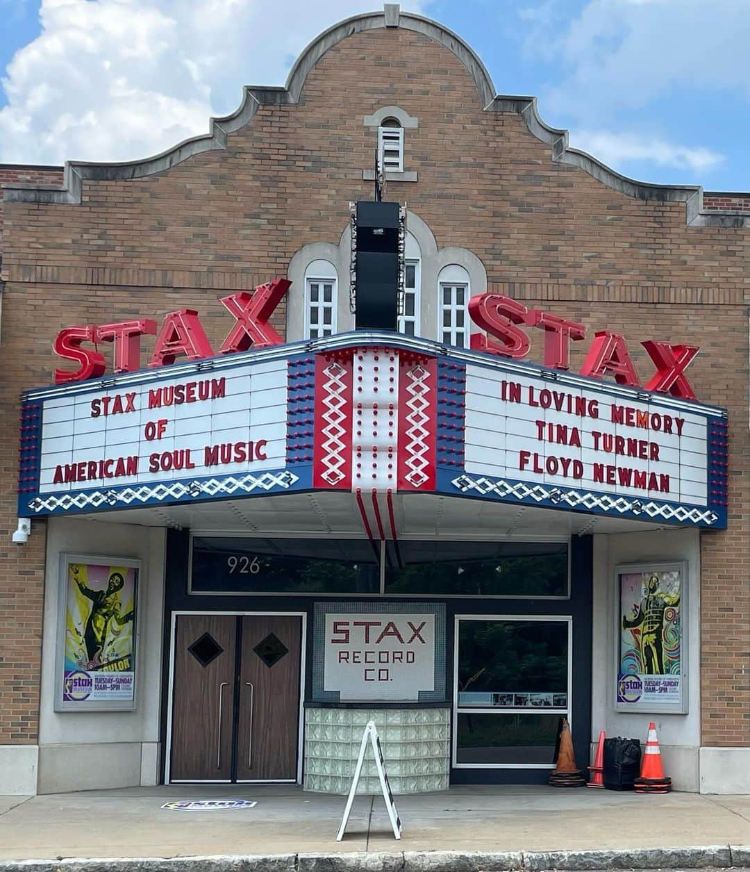 ポーラ・パットンのインスタグラム：「My Uncle Floyd died the day before Tina Turner. Only a few months after Tina Turner and my good friend Mauri inspired me to put my hands together and chant Nam Myoho Renge Kyo. This marquee gives proof of one of the principle beliefs of Nicheron Buddhism - that we are all connected. You were two incredible forces, and you will both be missed, but no doubt your beautiful spirits live on.  💫💫✨✨💛💛⭐️⭐️🦋🦋」