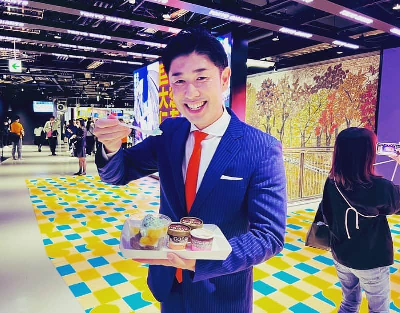 のインスタグラム：「今夜から東京ドームは  日本生命セ・パ交流戦 対北海道日本ハムファイターズ3連戦スタート⚾️  雨の中多数のご来場ありがとうございました！！  この3連戦は "サイキョウガールズシリーズ"として開催  限定スイーツもあります😊  チョコミントパフェ&GODIVAのアイス！  ちなみにGODIVAアイスは200kal以下で夏に向けてダイエット中の方にも罪悪感無し！（笑）  是非ご賞味ください✨  レジェンズシート解説は岡崎郁さんでした⚾️  #読売ジャイアンツ #ジャイアンツ #東京ドーム #セパ交流戦 #交流戦 #サイキョウガールズシリーズ #スイーツ #レジェンズシート #岡崎郁さん #スタジアムmc #髙橋大輔 #高橋大輔」