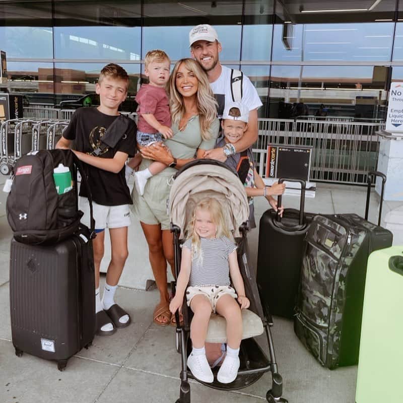 Cara Van Brocklinのインスタグラム：「Travel day ✈️. Traveling with 4 crazies is no joke 🤣」