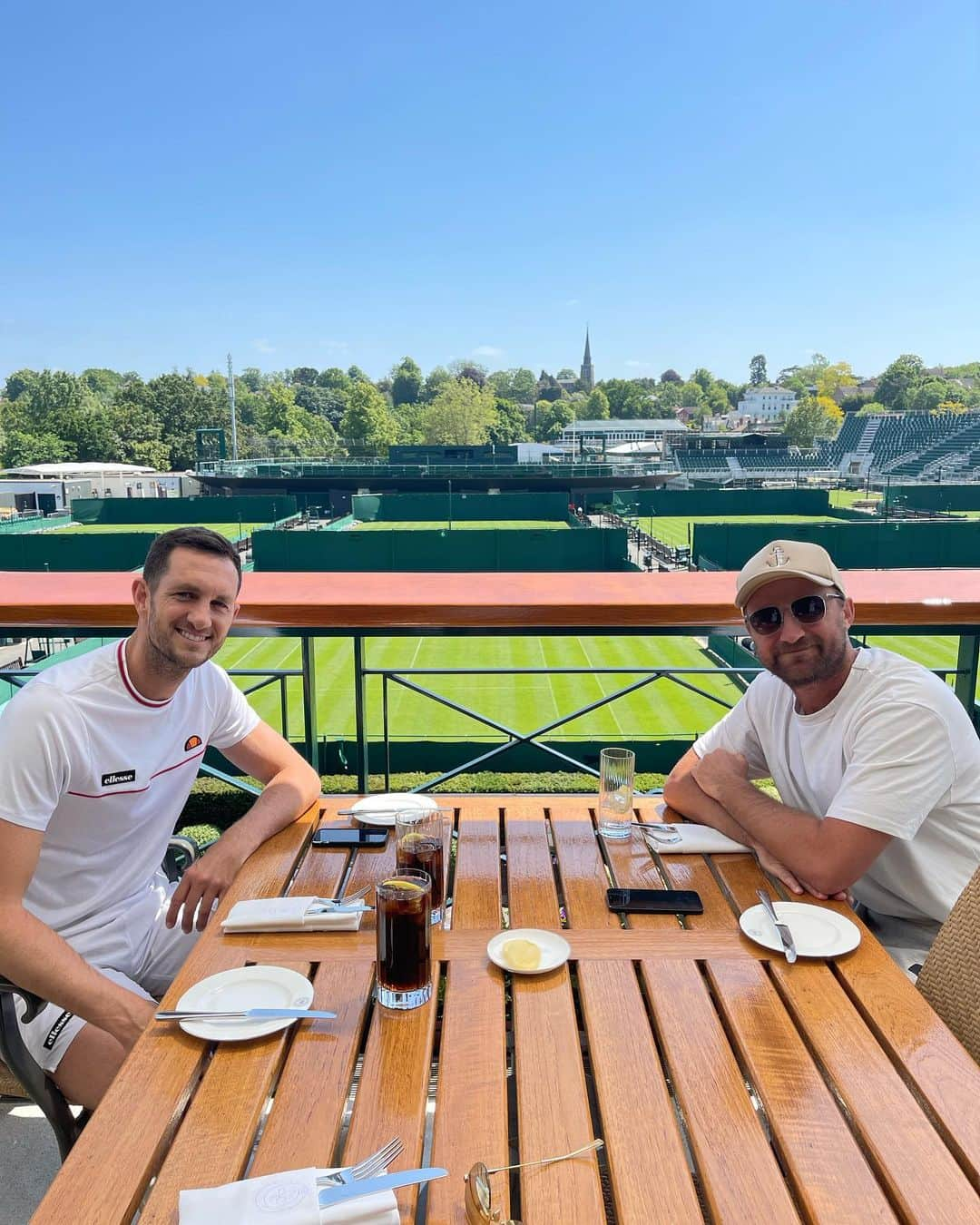 レベル・ウィルソンさんのインスタグラム写真 - (レベル・ウィルソンInstagram)「Just a spot of tennis @wimbledon today with @jameswardtennis & @matty_reidy 💜💚 🎾」6月3日 0時30分 - rebelwilson